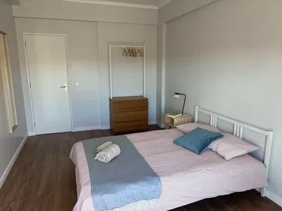 Cuisine; électroménager, parquet, lumière naturelle, style moderne