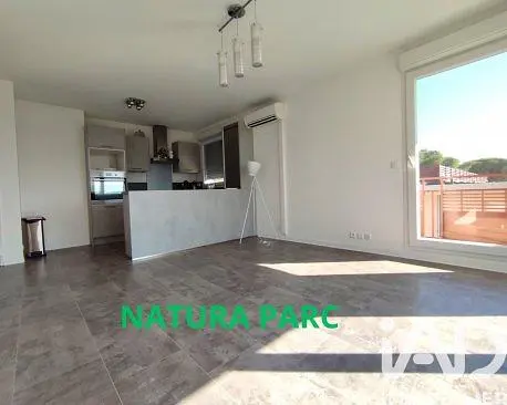 Keuken; keukenapparatuur, houten vloer, natuurlijk licht, moderne stijl