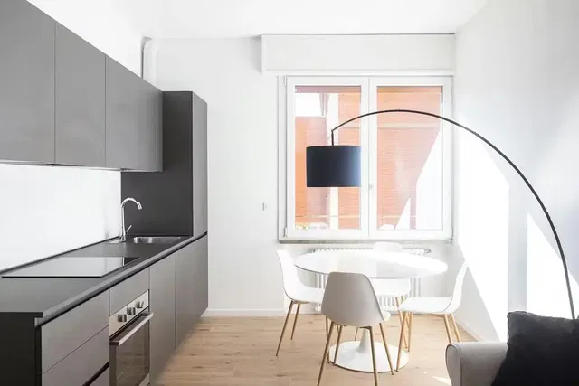 Keuken; keukenapparatuur, houten vloer, natuurlijk licht, moderne stijl