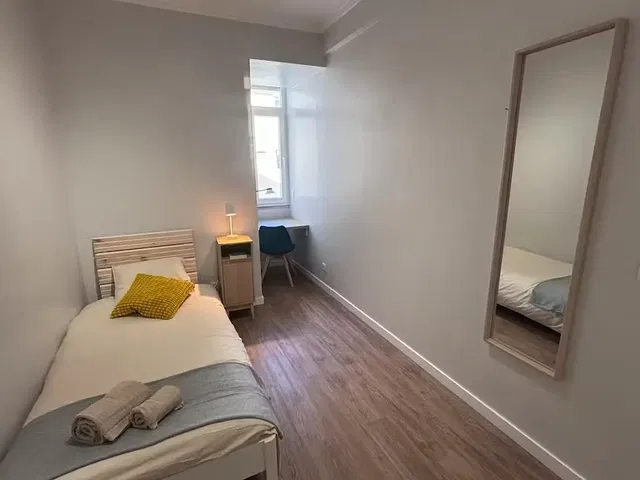 Κουζίνα; συσκευές κουζίνας, ξύλινο πάτωμα, φυσικό φως, μοντέρνο στυλ