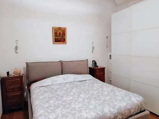 Кухиња; кухињски апарати, дрвени под, природно светло, модерни стил