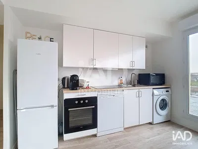 Salon; podłoga drewniana, światło dzienne, styl nowoczesny