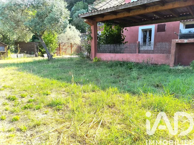 Keuken; keukenapparatuur, houten vloer, natuurlijk licht, moderne stijl