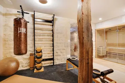 Kuchnia; sprzęt kuchenny, podłoga drewniana, światło dzienne, styl nowoczesny