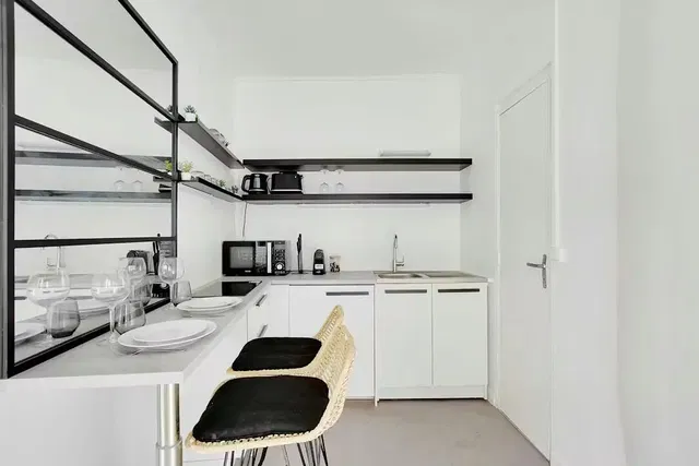 Küche; küchengeräte, holzboden, tageslicht, moderner stil