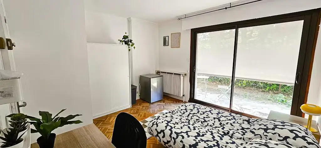 Mutfak; mutfak aletleri, ahşap zemin, doğal ışık, modern stil