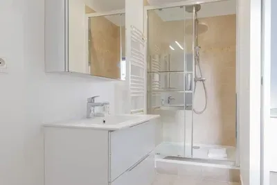 Cozinha; eletrodomésticos, chão de madeira, luz natural, estilo moderno