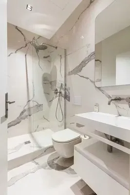 Obývačka; drevená podlaha, prirodzené svetlo, moderný štýl