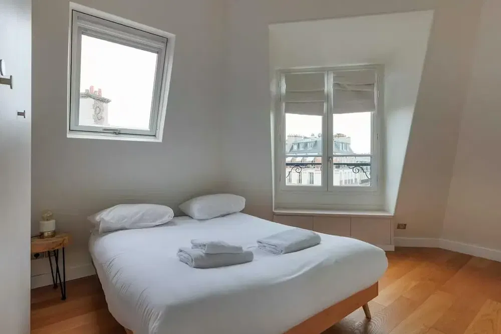 Kuchyňa; kuchynské spotrebiče, drevená podlaha, prirodzené svetlo, moderný štýl