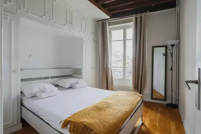 Keuken; keukenapparatuur, houten vloer, natuurlijk licht, moderne stijl