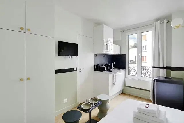 Cucina; elettrodomestici, pavimento in legno, luce naturale, stile moderno