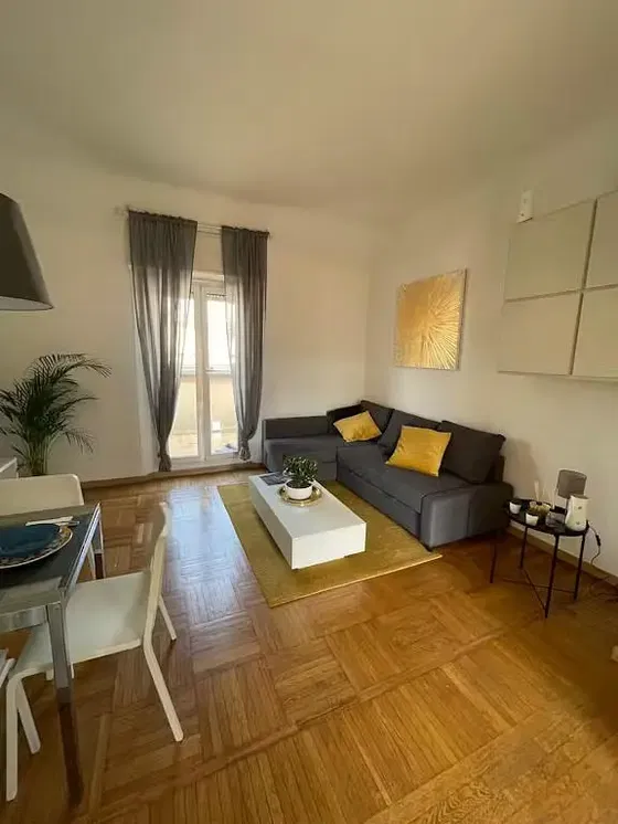 Living room; wood floor, natural light, modern style