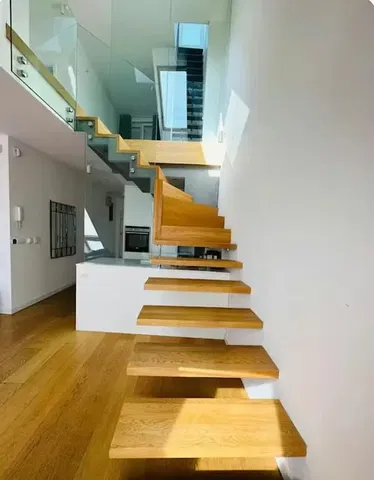 Cozinha; eletrodomésticos, chão de madeira, luz natural, estilo moderno