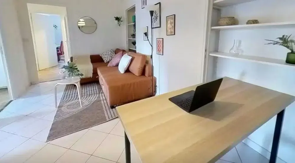 Cuisine; électroménager, parquet, lumière naturelle, style moderne