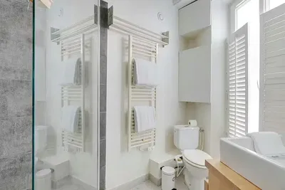 Kuhinja; kuhinjski aparati, drveni pod, prirodno svjetlo, moderni stil