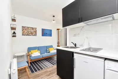 Mutfak; mutfak aletleri, ahşap zemin, doğal ışık, modern stil