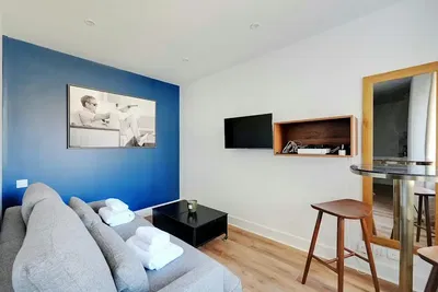 Keuken; keukenapparatuur, houten vloer, natuurlijk licht, moderne stijl