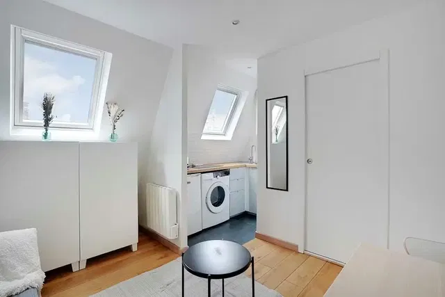 Κουζίνα; συσκευές κουζίνας, ξύλινο πάτωμα, φυσικό φως, μοντέρνο στυλ