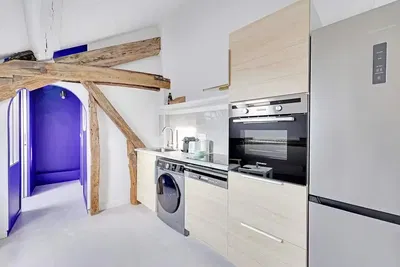 Keuken; keukenapparatuur, houten vloer, natuurlijk licht, moderne stijl