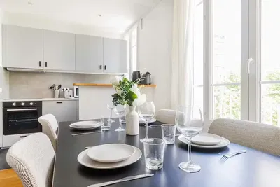 Küche; küchengeräte, holzboden, tageslicht, moderner stil