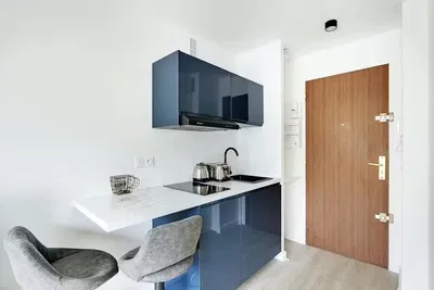 Cozinha; eletrodomésticos, chão de madeira, luz natural, estilo moderno