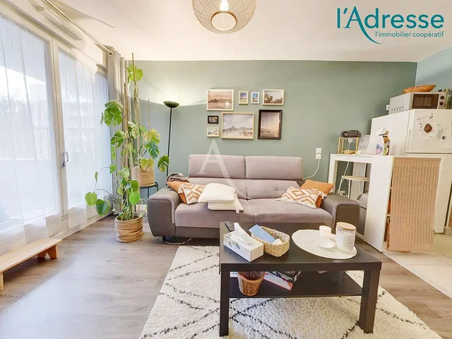 Kuchnia; sprzęt kuchenny, podłoga drewniana, światło dzienne, styl nowoczesny