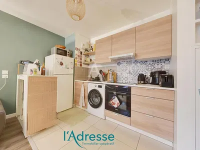 Cocina; electrodomésticos, suelo de madera, luz natural, estilo moderno