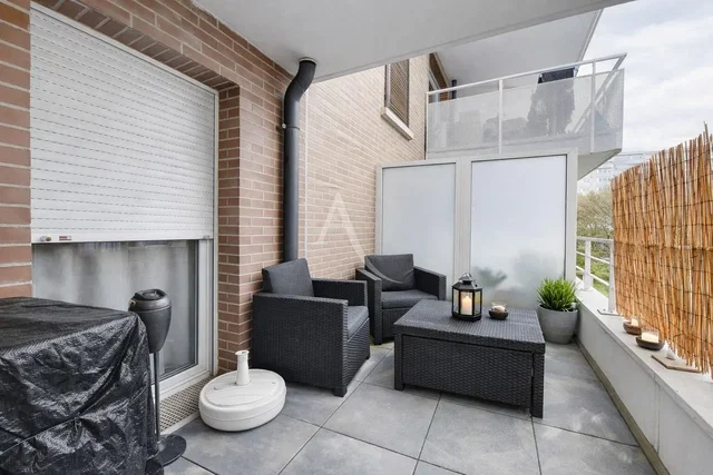 Kuchnia; sprzęt kuchenny, podłoga drewniana, światło dzienne, styl nowoczesny