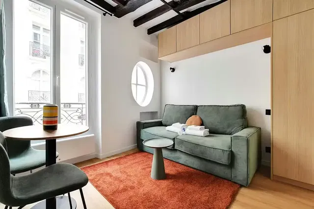 Kuchyňa; kuchynské spotrebiče, drevená podlaha, prirodzené svetlo, moderný štýl