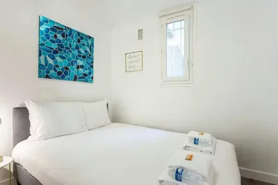 Keuken; keukenapparatuur, houten vloer, natuurlijk licht, moderne stijl