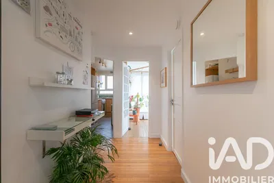 Cozinha; eletrodomésticos, chão de madeira, luz natural, estilo moderno