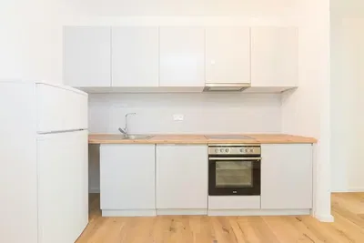 Cocina; electrodomésticos, suelo de madera, luz natural, estilo moderno