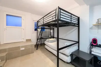 Cucina; elettrodomestici, pavimento in legno, luce naturale, stile moderno