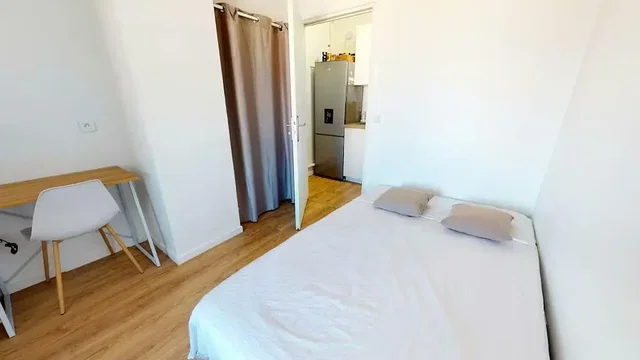 Cucina; elettrodomestici, pavimento in piastrelle, luce naturale, stile moderno