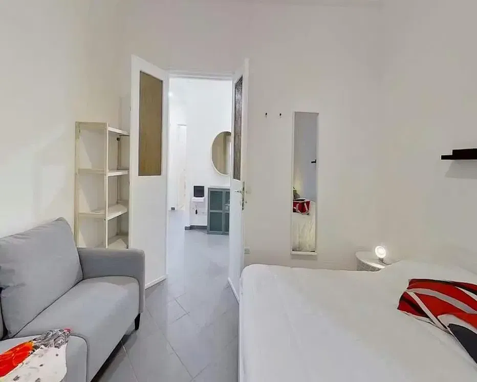 Kuhinja; kućanski aparati, drveni pod, prirodna svjetlost, moderan stil