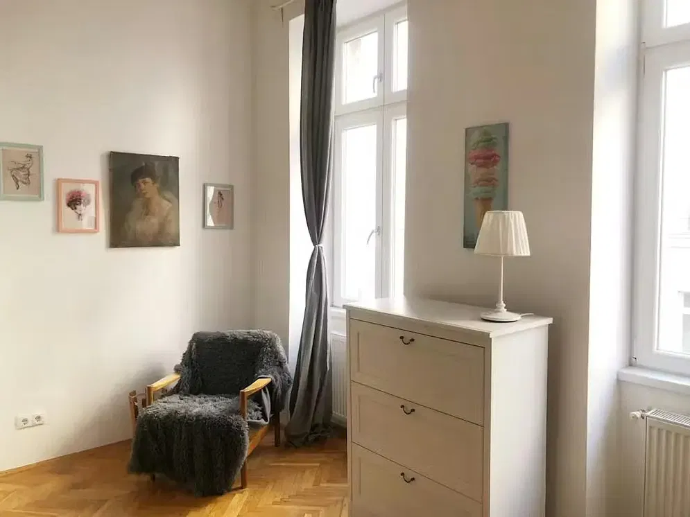 Keuken; keukenapparatuur, houten vloer, natuurlijk licht, moderne stijl