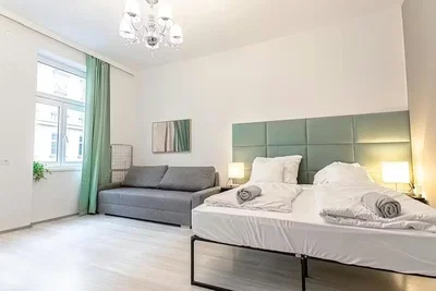 Kuhinja; kuhinjski aparati, drveni pod, prirodno svjetlo, moderni stil