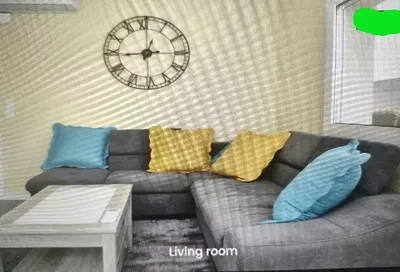 غرفة معيشة; أرضية خشبية, ضوء طبيعي, أسلوب عصري