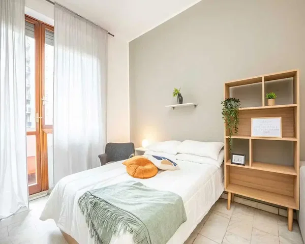 Cucina; elettrodomestici, pavimento in legno, luce naturale, stile moderno