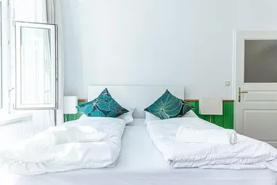 Mutfak; mutfak aletleri, ahşap zemin, doğal ışık, modern stil