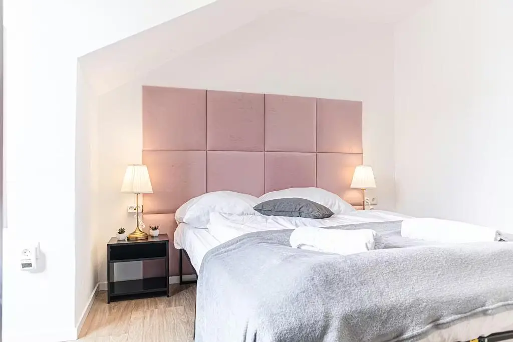 Kuhinja; kuhinjski aparati, pločice, prirodno svjetlo, moderni stil