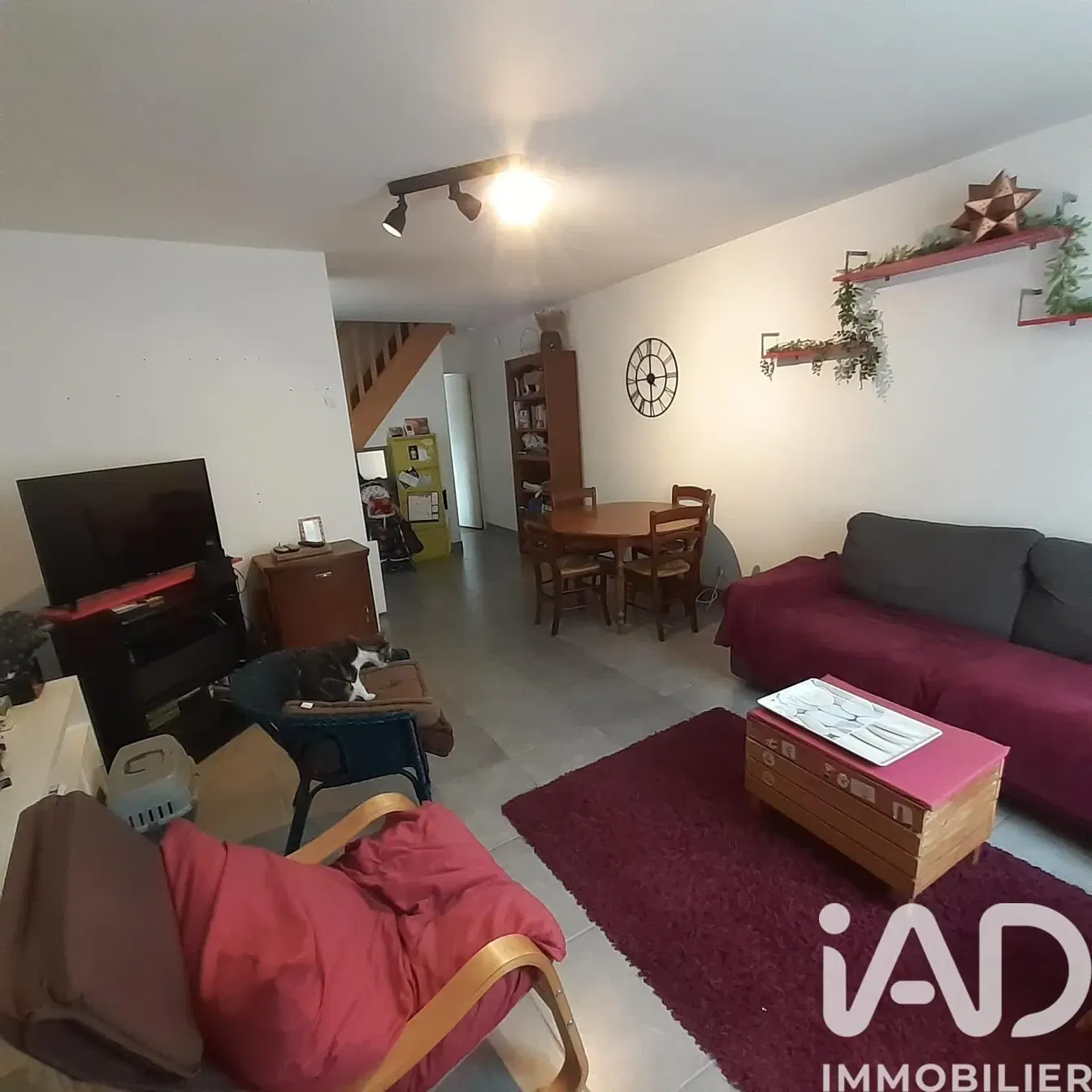 Кухиња; кухињски апарати, дрвени под, природно светло, модерни стил