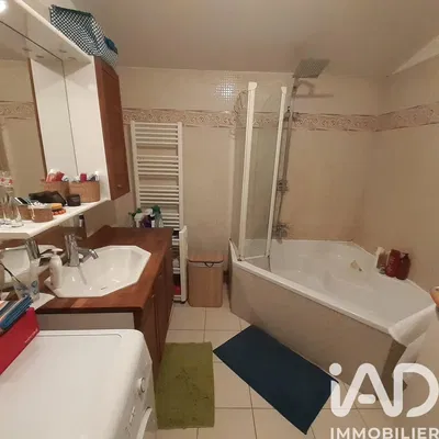 Кухиња; кухињски апарати, дрвени под, природно светло, модерни стил