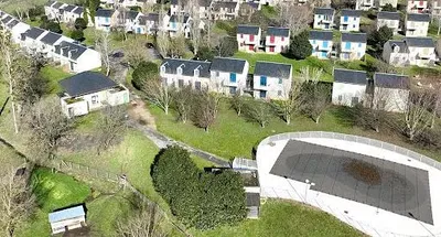 مطبخ; أجهزة المطبخ, أرضية من البلاط, ضوء طبيعي, أسلوب عصري