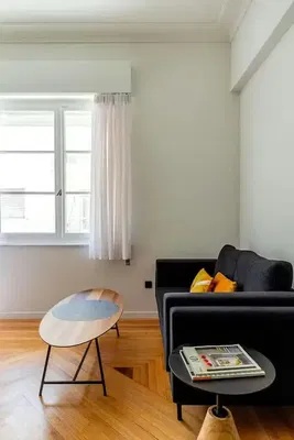 Mutfak; mutfak aletleri, ahşap zemin, doğal ışık, modern stil