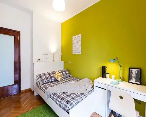 Keuken; keukenapparatuur, houten vloer, natuurlijk licht, moderne stijl