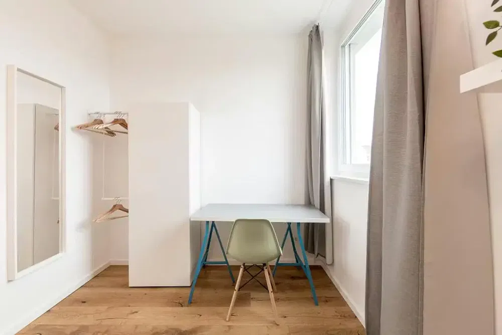 Kuchyňa; kuchynské spotrebiče, drevená podlaha, prirodzené svetlo, moderný štýl