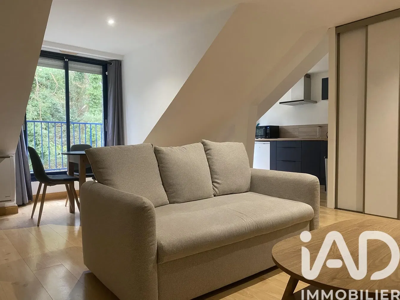 Κουζίνα; συσκευές κουζίνας, ξύλινο πάτωμα, φυσικό φως, μοντέρνο στυλ