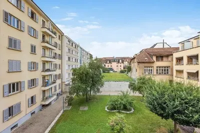 Küche; küchengeräte, holzboden, tageslicht, moderner stil