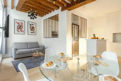 Cuisine; électroménager, parquet, lumière naturelle, style moderne